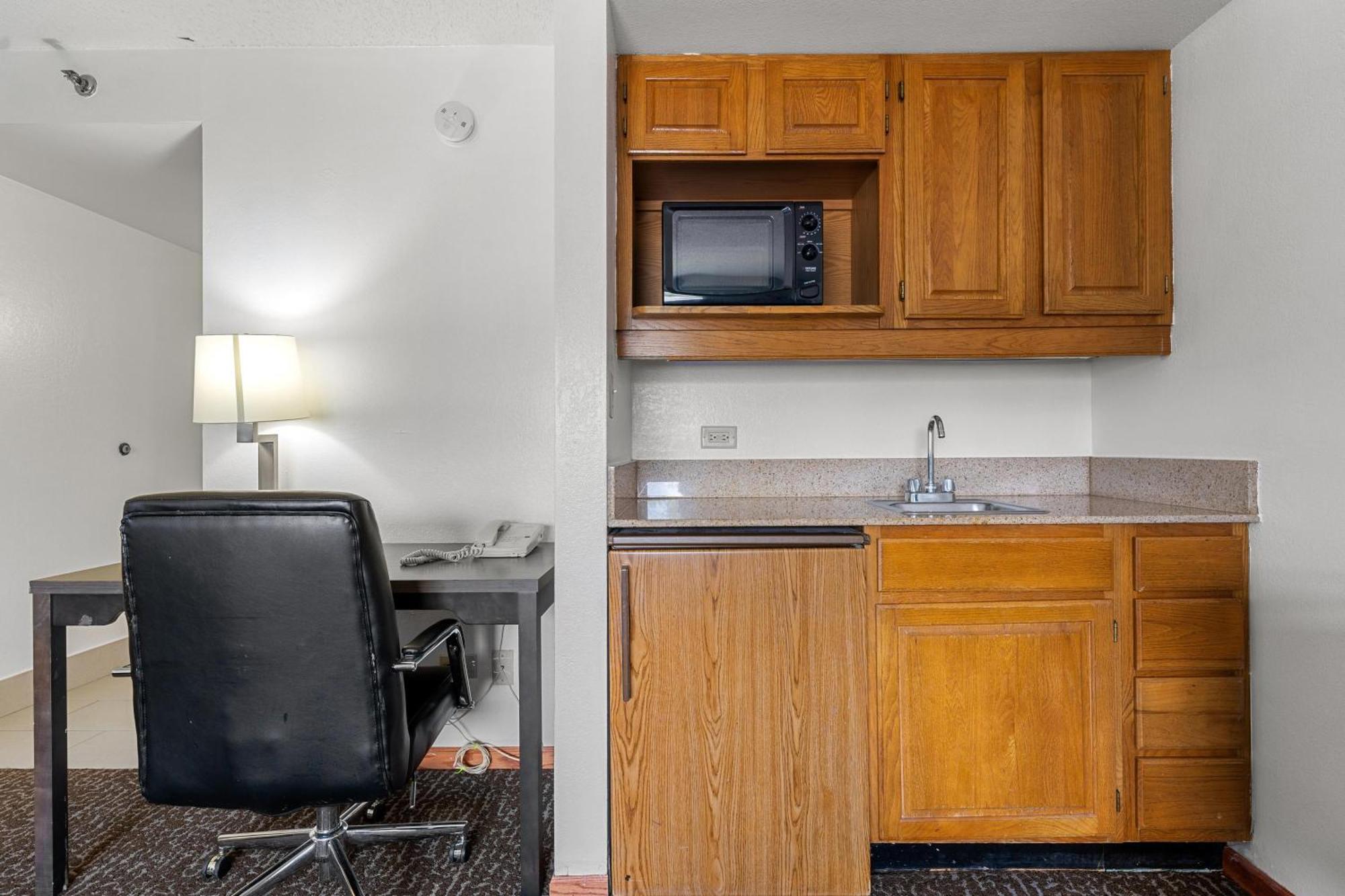 Chicago Club Inn & Suite Оукбрук Теръс Стая снимка