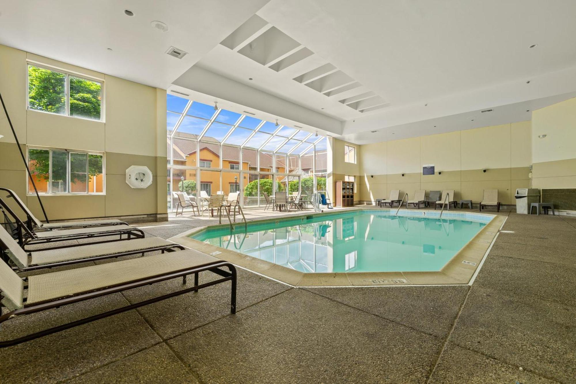Chicago Club Inn & Suite Оукбрук Теръс Екстериор снимка