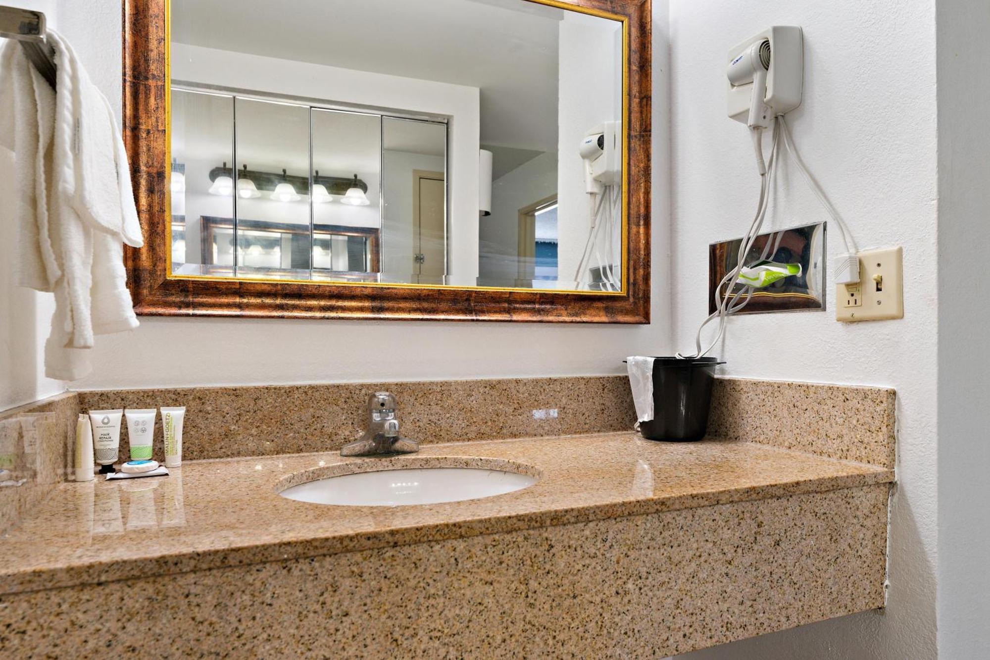 Chicago Club Inn & Suite Оукбрук Теръс Стая снимка