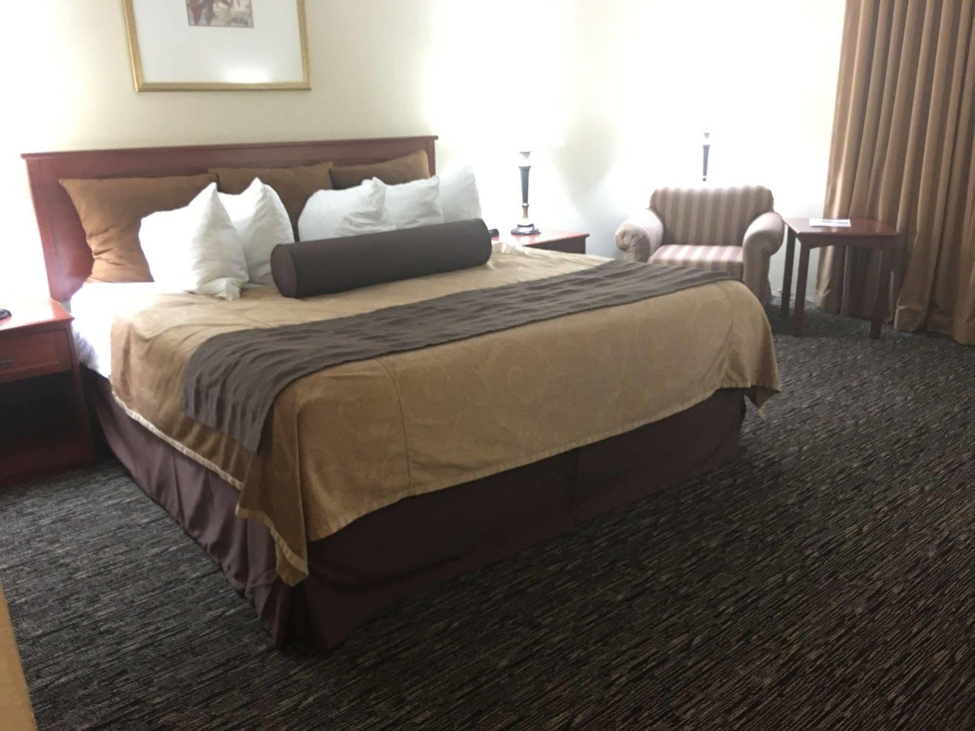Chicago Club Inn & Suite Оукбрук Теръс Екстериор снимка